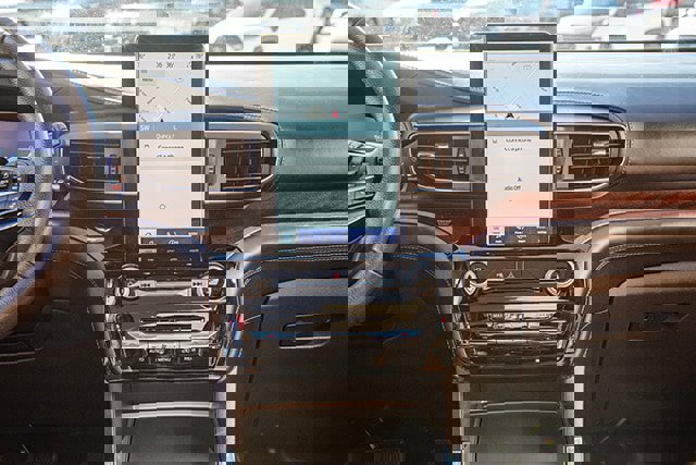 Used 2023 Ford Explorer King Ranch w/ Technology Package image 11