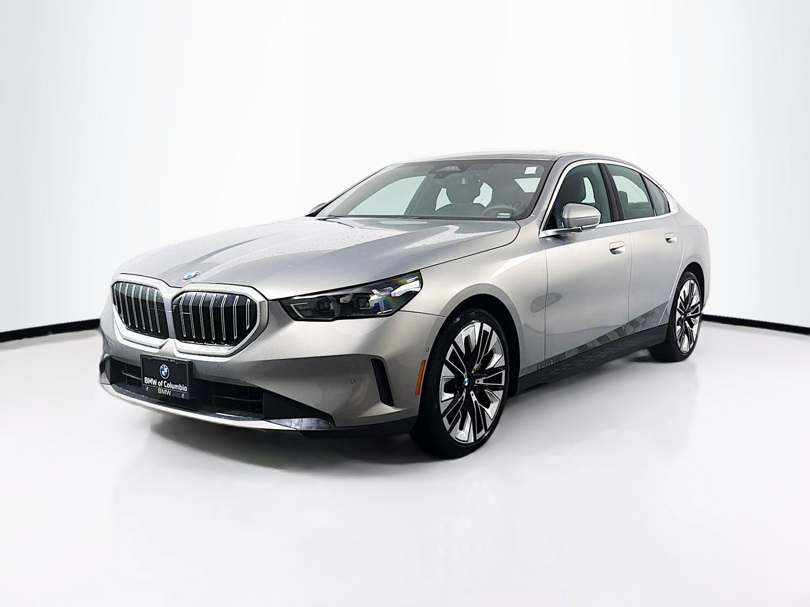 Used 2024 BMW 530i xDrive w/ Premium Package AWD/4WD image 3