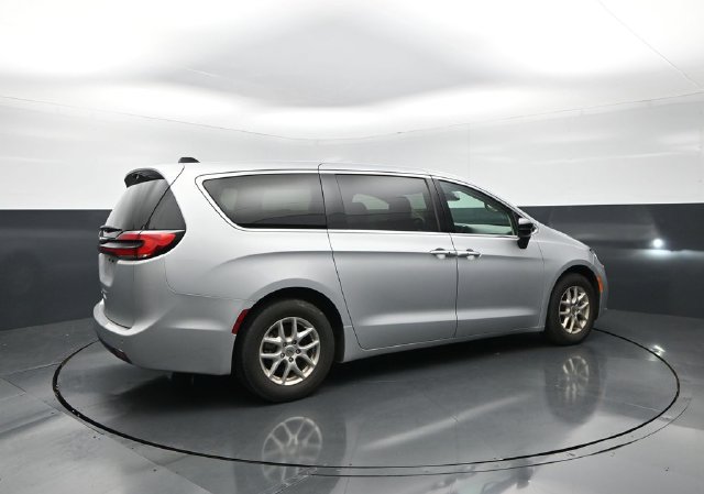 Used 2024 Chrysler Pacifica Touring-L FWD image 7