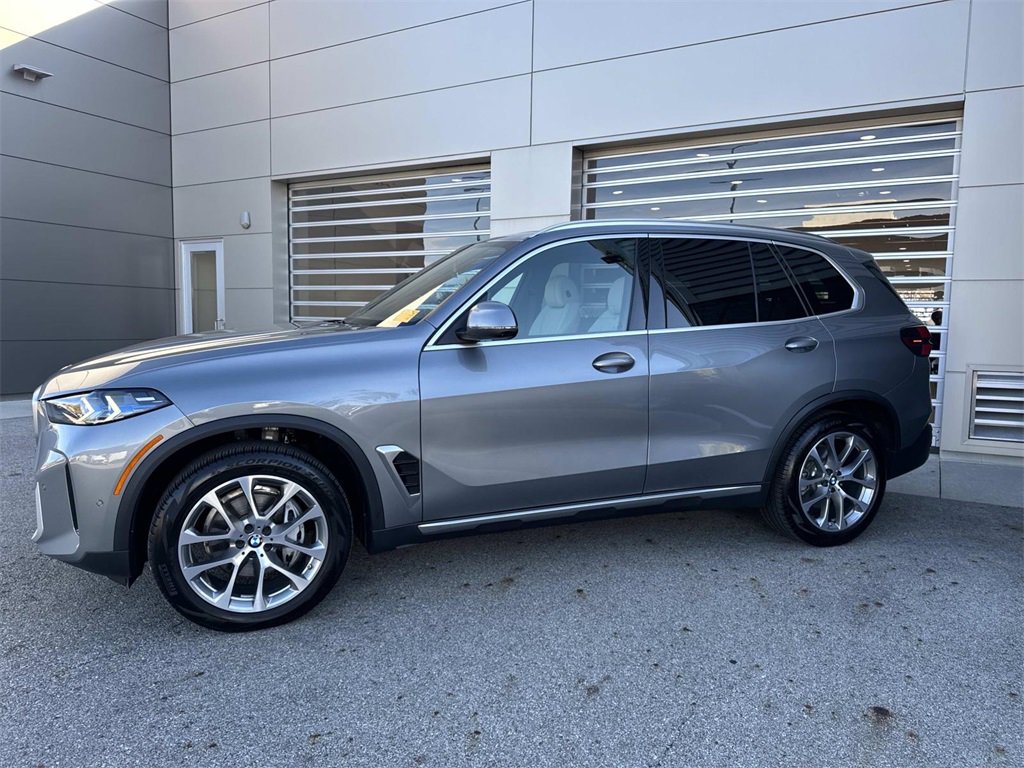 Used 2025 BMW X5 xDrive40i w/ Parking Assistance Package image 3