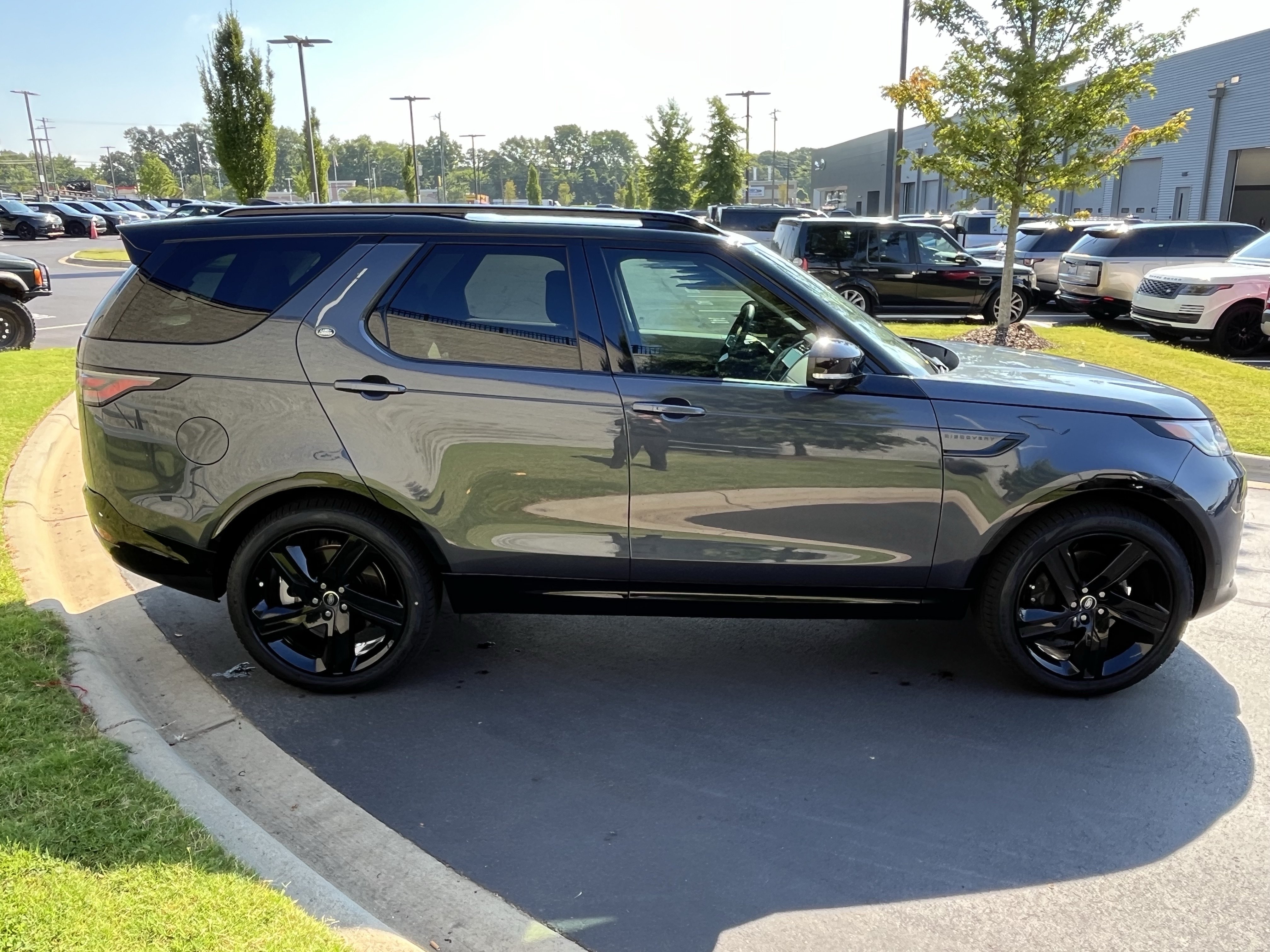 Used 2025 Land Rover Discovery Dynamic SE AWD/4WD image 11