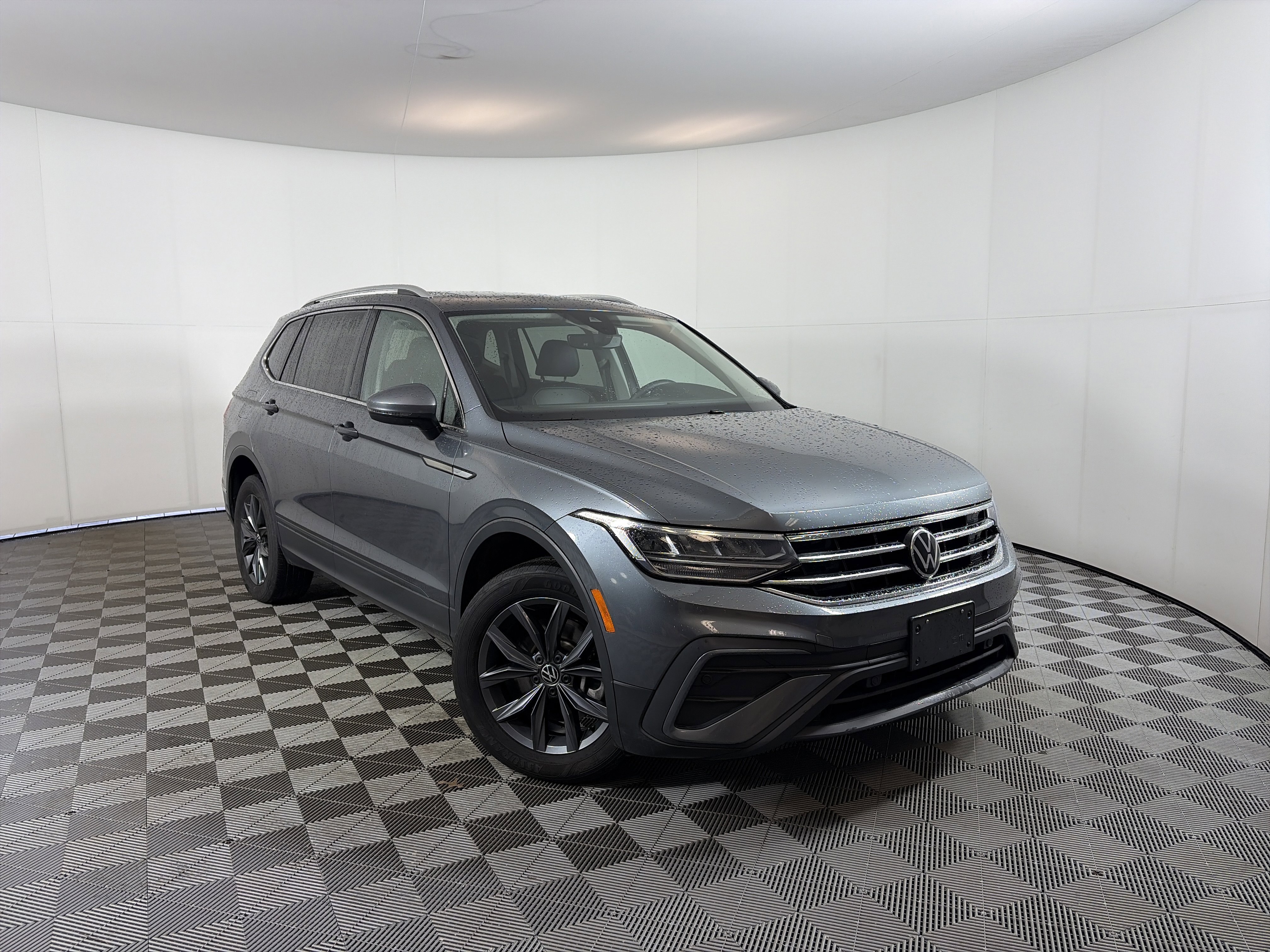 Used 2022 Volkswagen Tiguan SE image 1