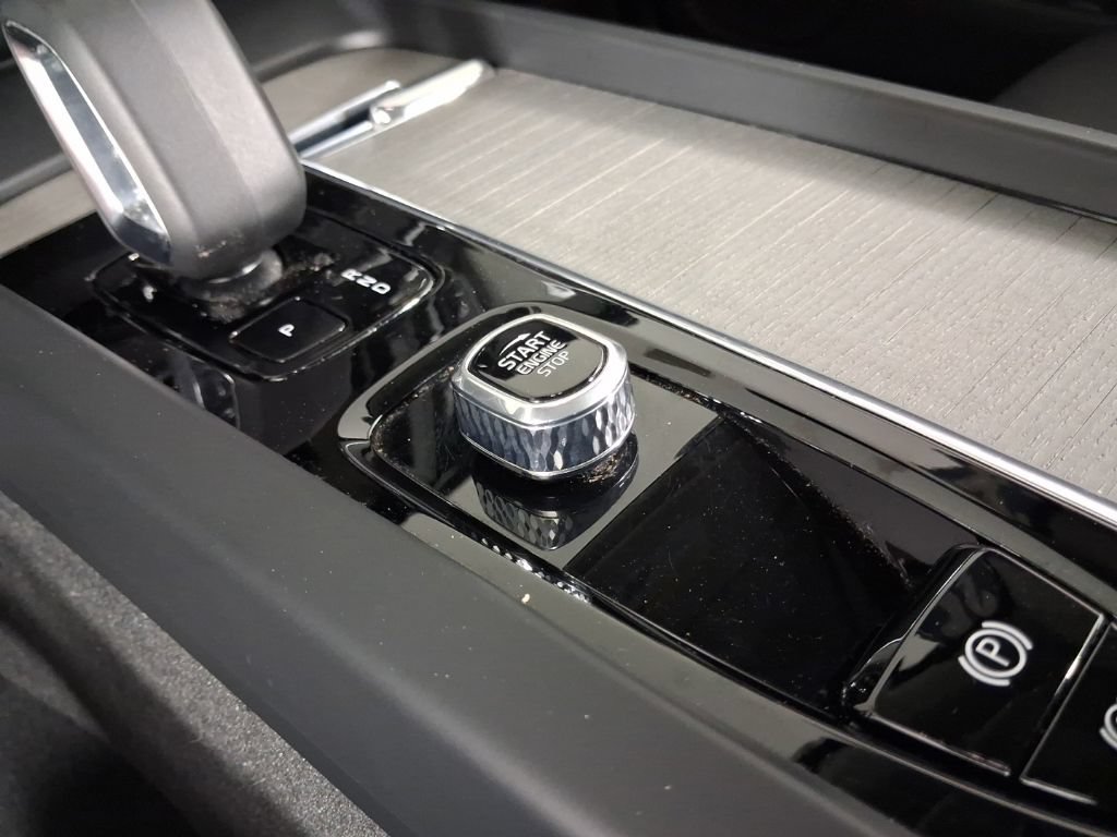 Certified 2025 Volvo XC60 T8 Plus w/ Protection Package Premier AWD/4WD image 27