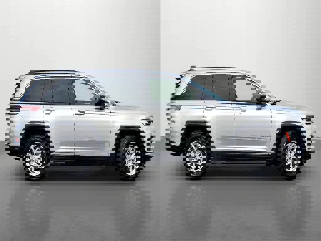 Used 2024 Jeep Grand Cherokee Laredo X image 7