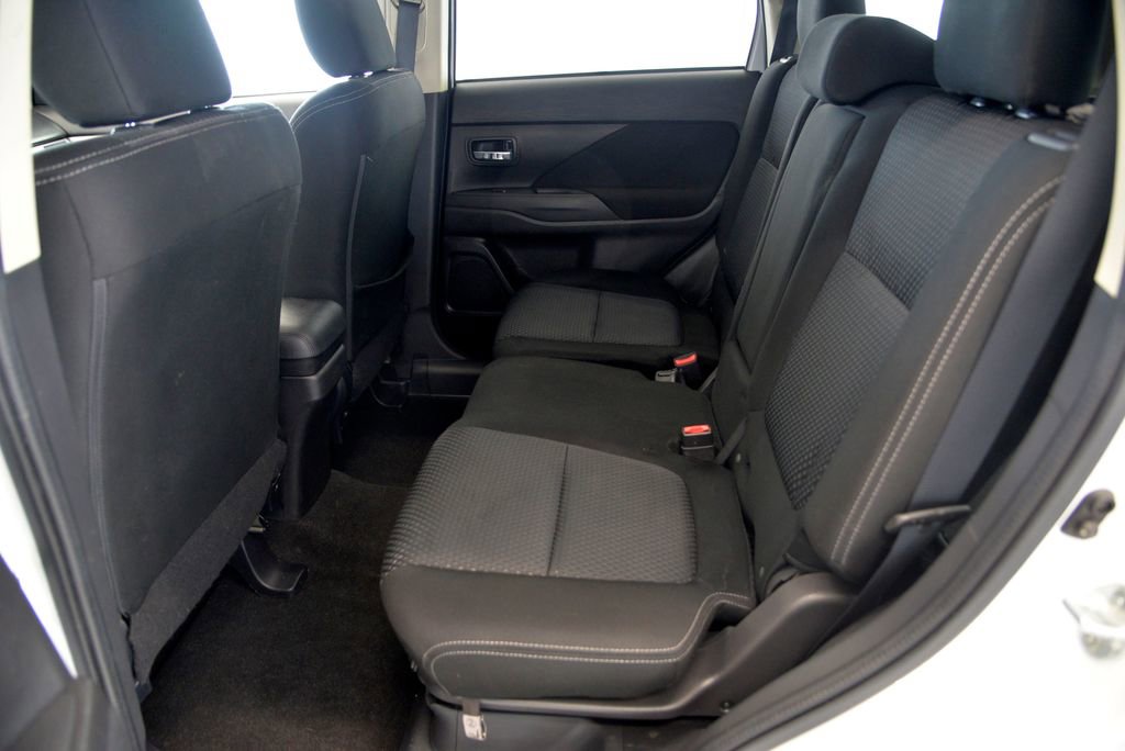 Used 2017 Mitsubishi Outlander SE AWD/4WD image 29