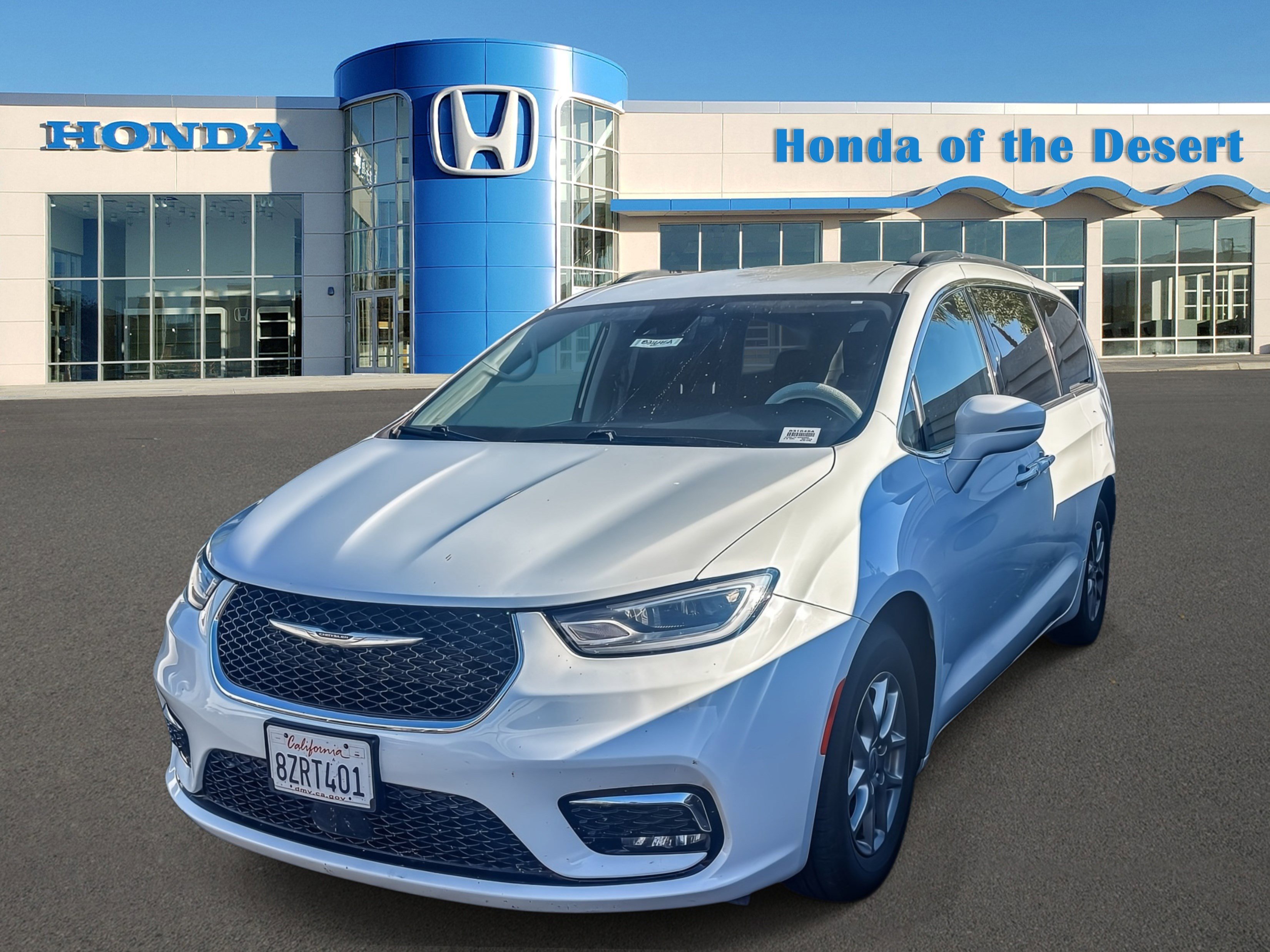 Used 2021 Chrysler Pacifica Touring FWD image 3