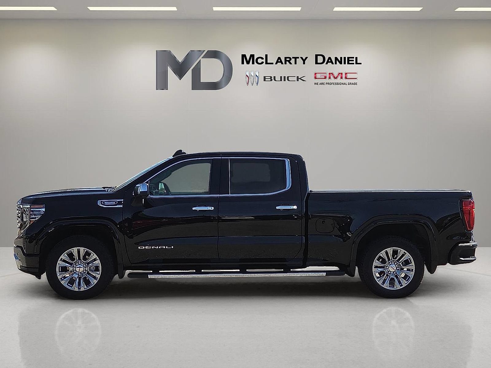 Used 2024 GMC Sierra 1500 Denali w/ Technology Package AWD/4WD image 2