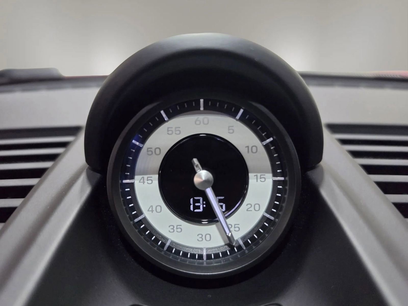 Used 2024 Porsche 911 Carrera GTS w/ Premium Package RWD image 95