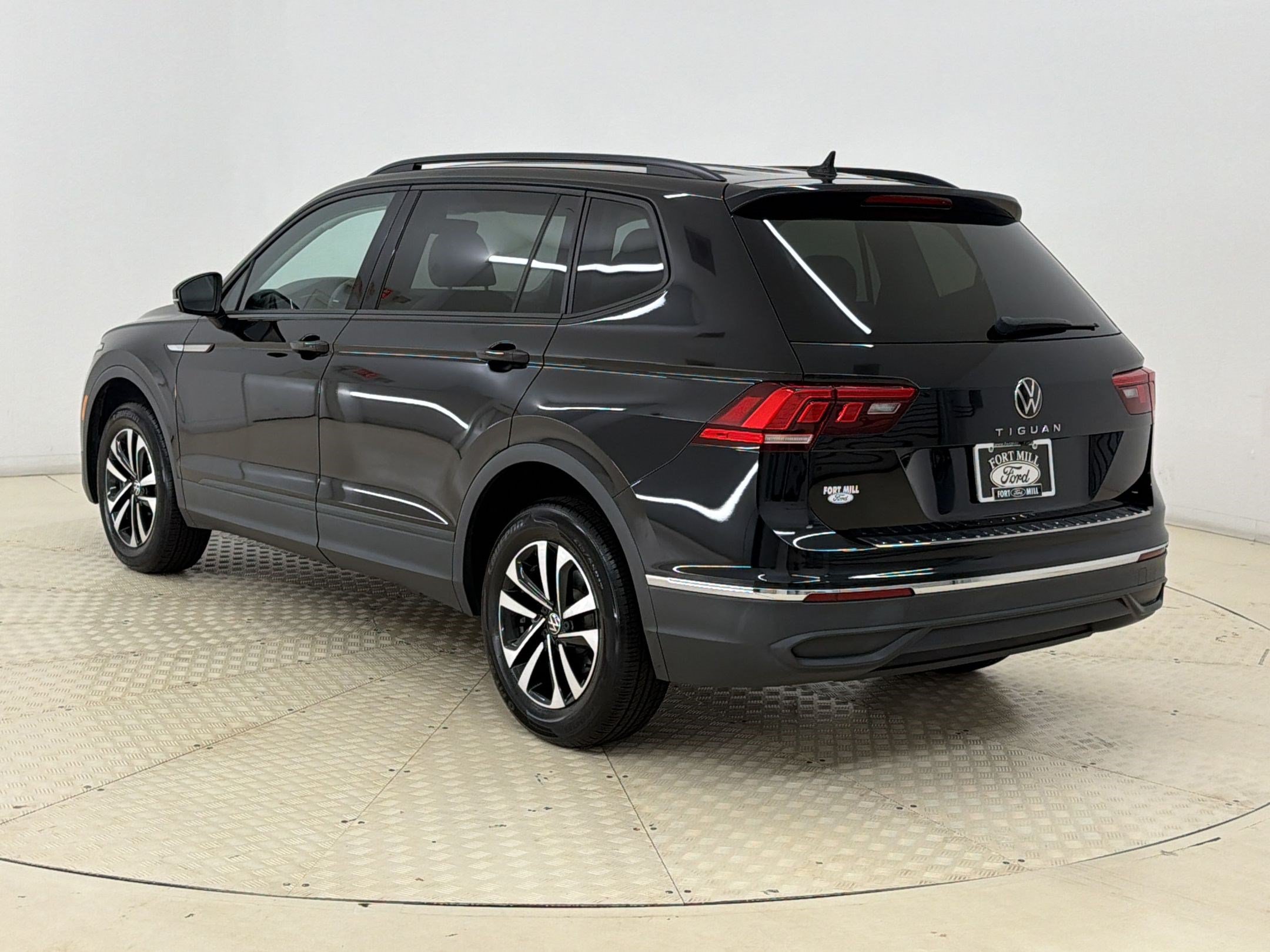 Used 2023 Volkswagen Tiguan S FWD image 3
