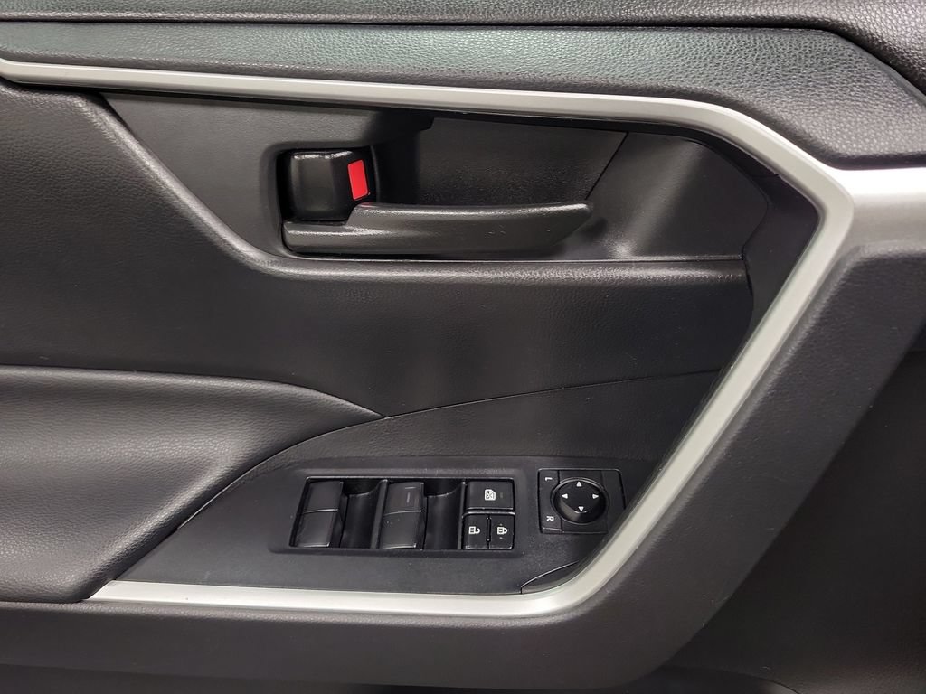 Used 2021 Toyota RAV4 LE AWD/4WD image 27