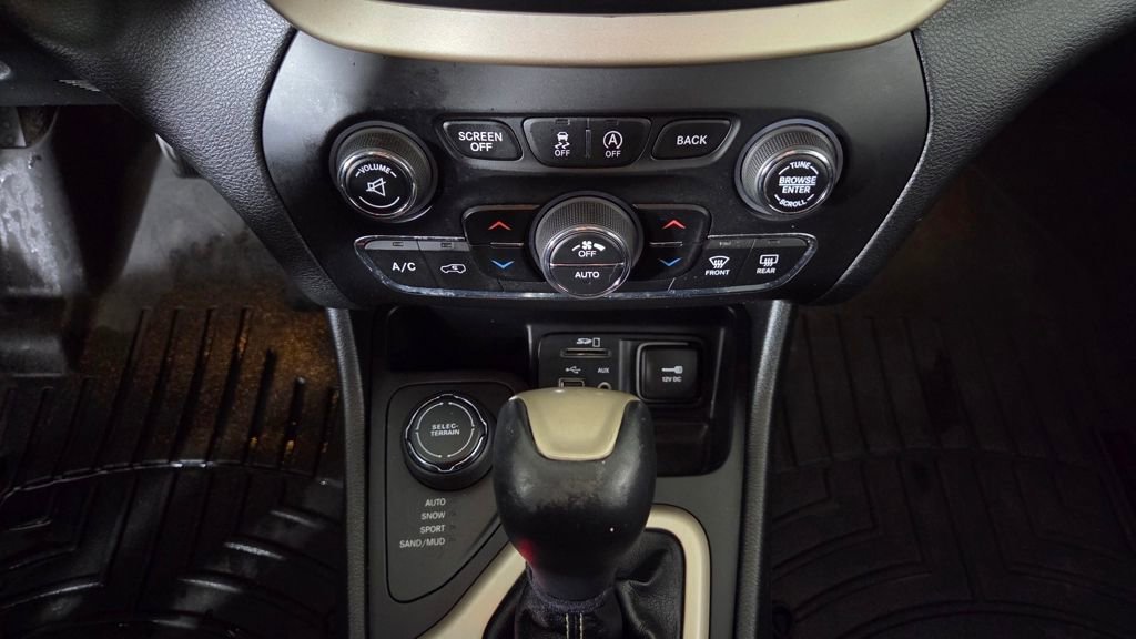 Used 2015 Jeep Cherokee Limited image 25