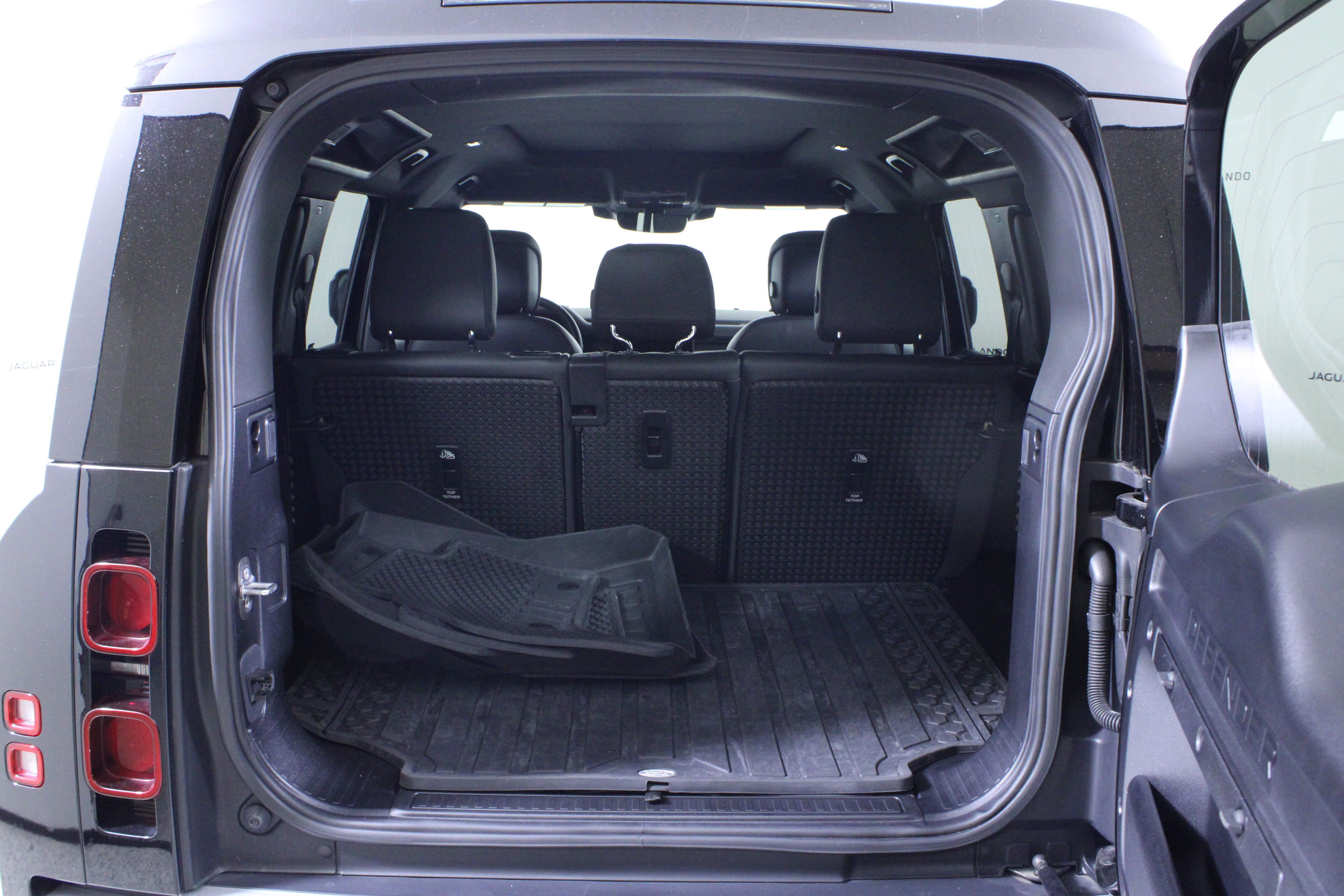 Used 2024 Land Rover Defender 110 S image 10