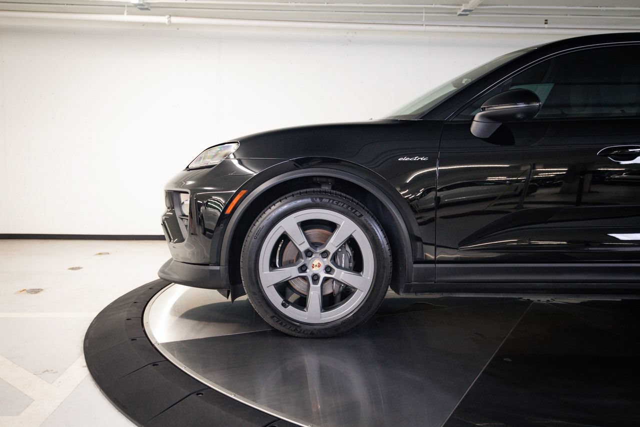 Certified 2024 Porsche Macan 4 Electric AWD/4WD image 11