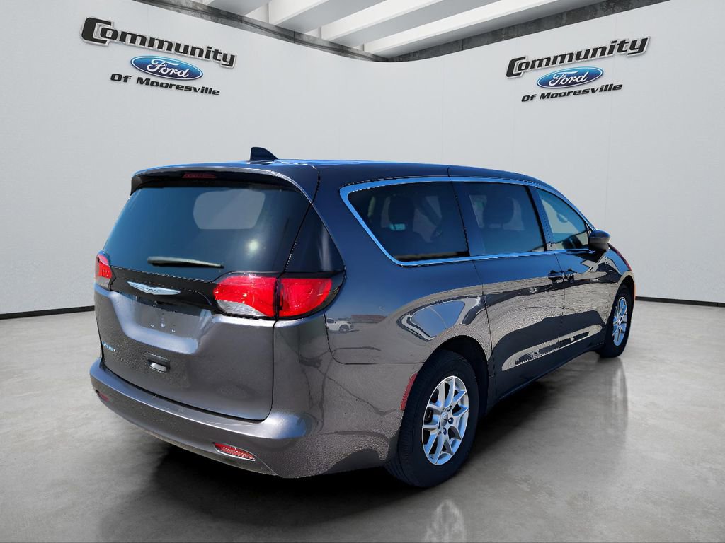 Used 2023 Chrysler Voyager LX image 8