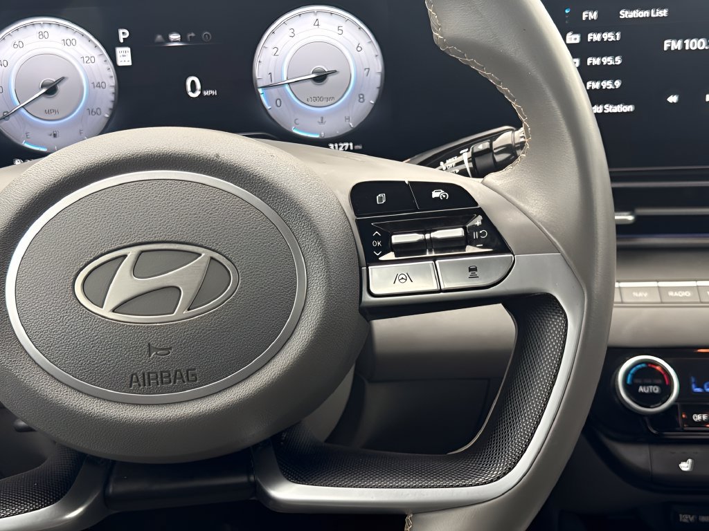 Used 2025 Hyundai Elantra SEL FWD image 15
