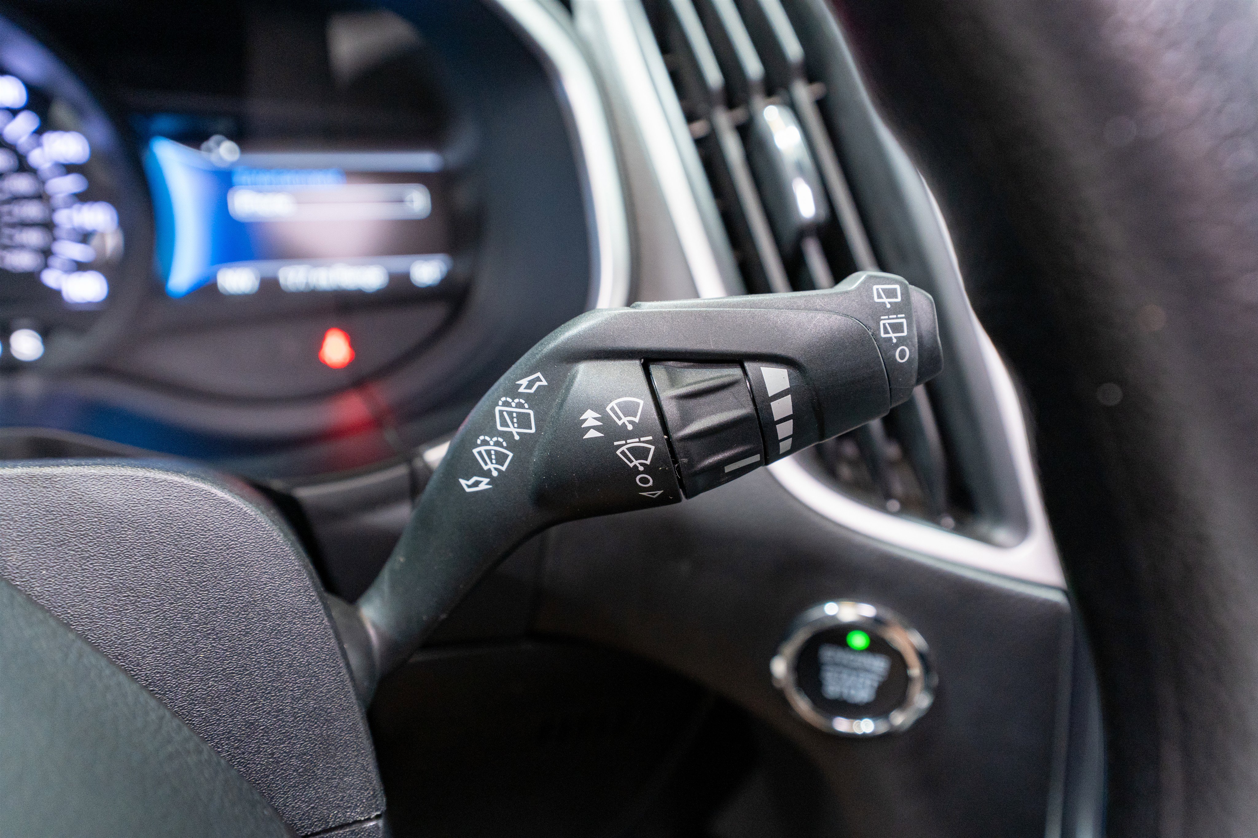 Used 2021 Ford Edge SE image 25