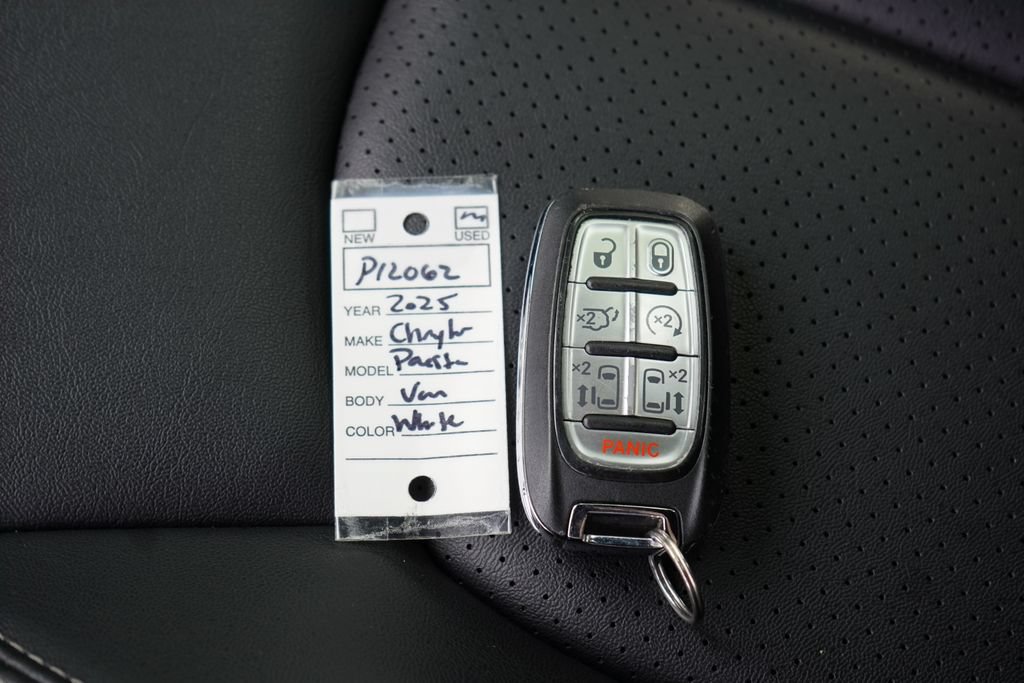 Used 2025 Chrysler Pacifica Select FWD image 34