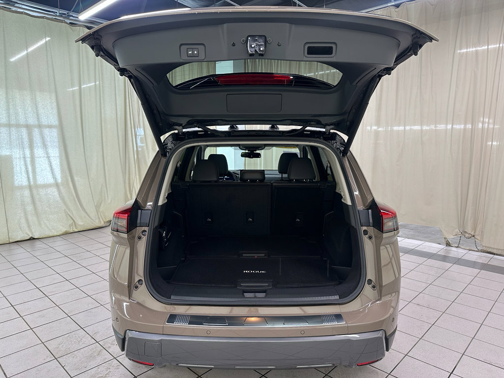 Used 2025 Nissan Rogue SL w/ Tech Package image 8