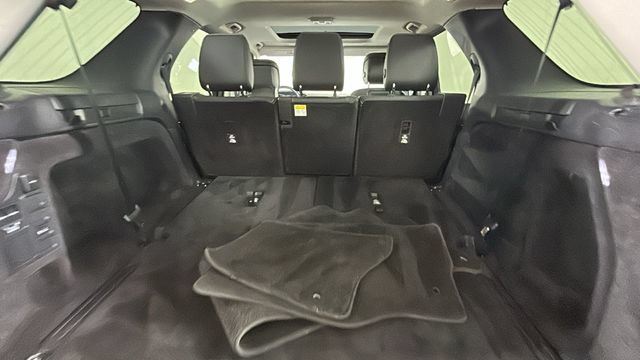 Used 2024 Land Rover Discovery S AWD/4WD image 28