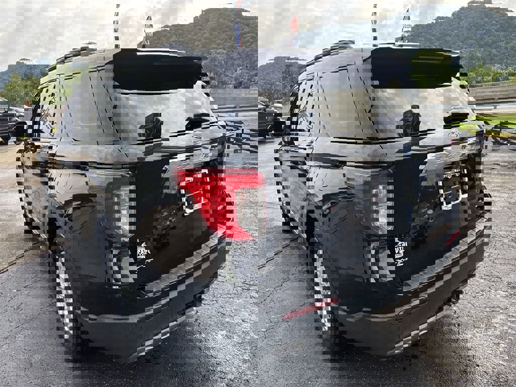 Used 2022 Ford Explorer XLT w/ Equipment Group 202A image 6