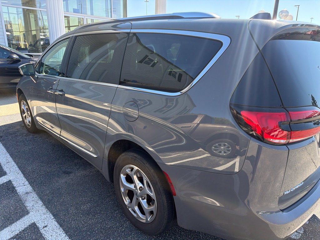 Used 2021 Chrysler Pacifica Limited AWD/4WD image 3