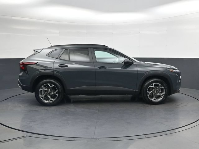 Used 2025 Chevrolet Trax LT FWD image 3