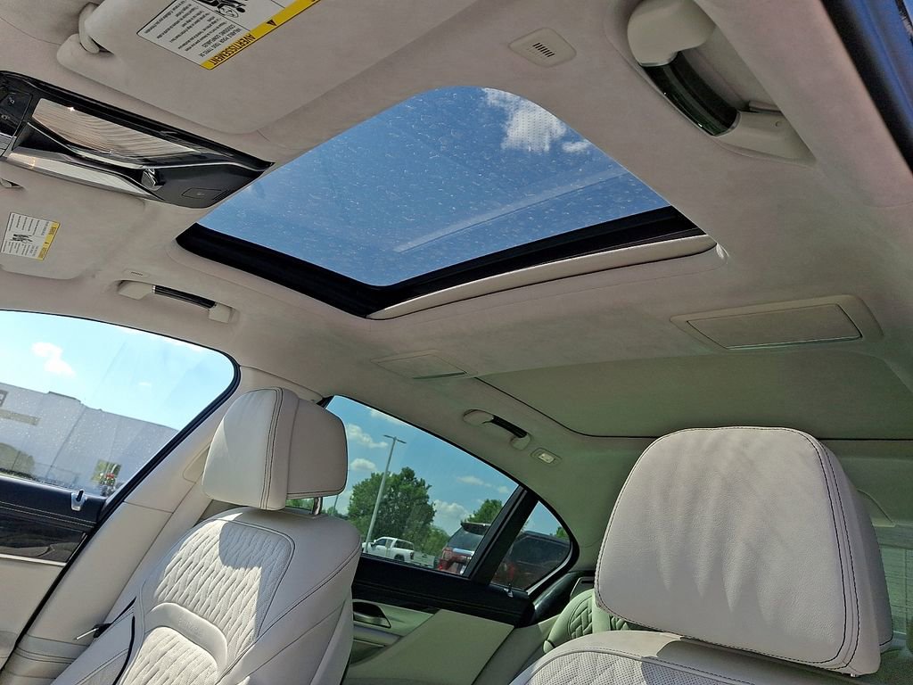 Used 2020 BMW 750i xDrive w/ Autobahn Package AWD/4WD image 14