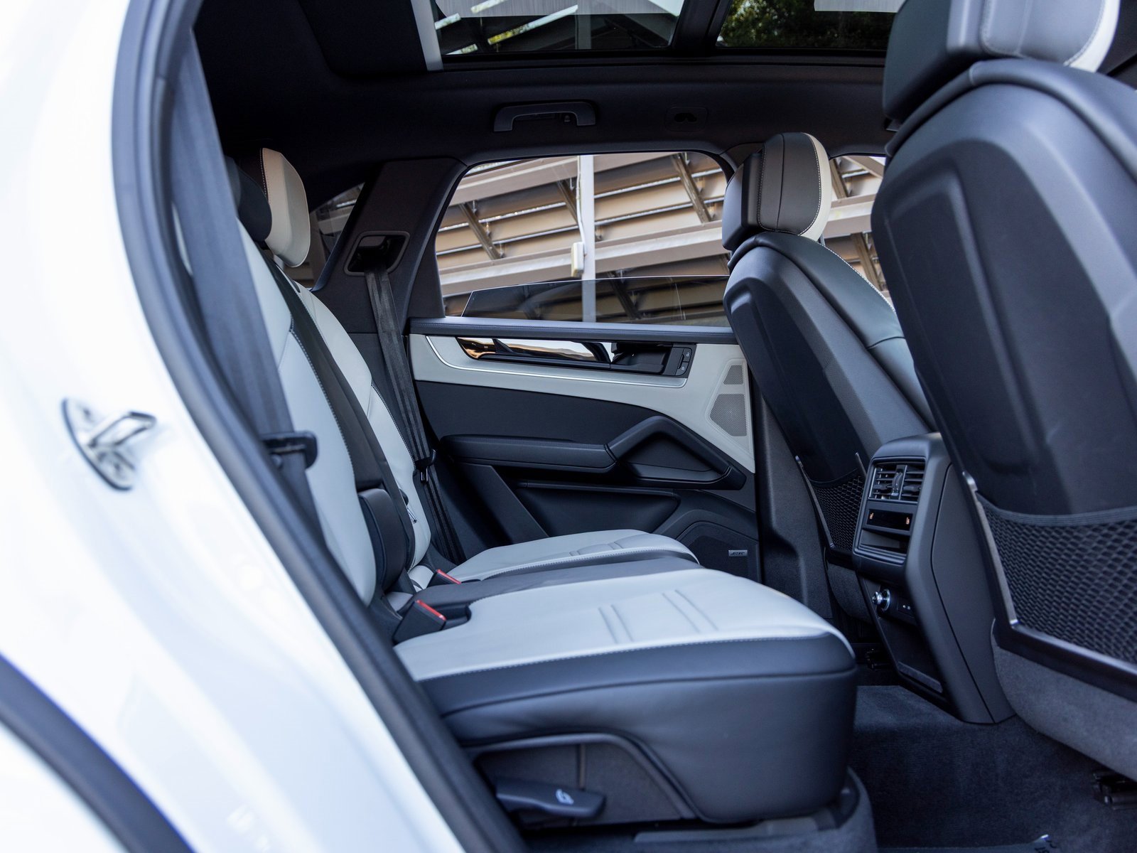 Certified 2025 Porsche Cayenne image 50