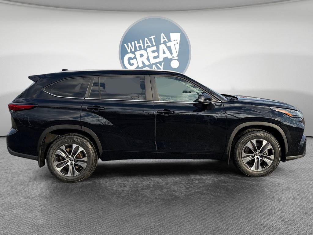 Used 2023 Toyota Highlander XLE image 2