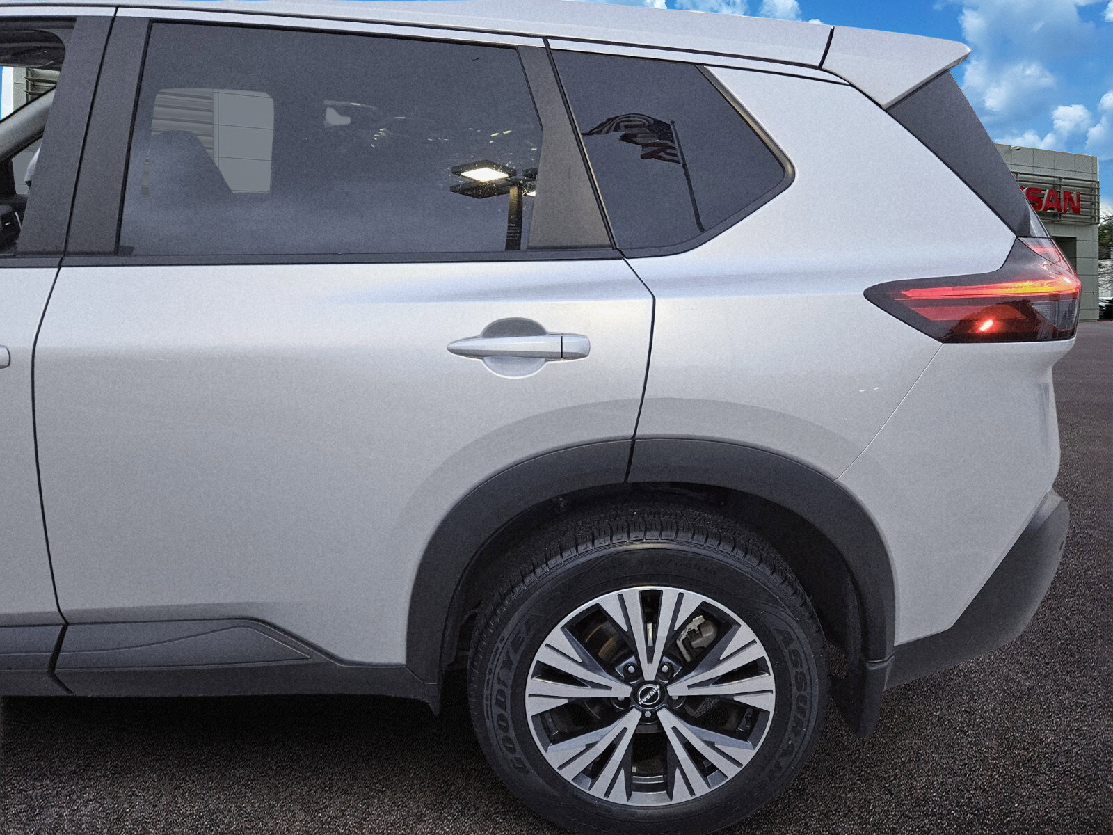 Used 2023 Nissan Rogue SV image 4