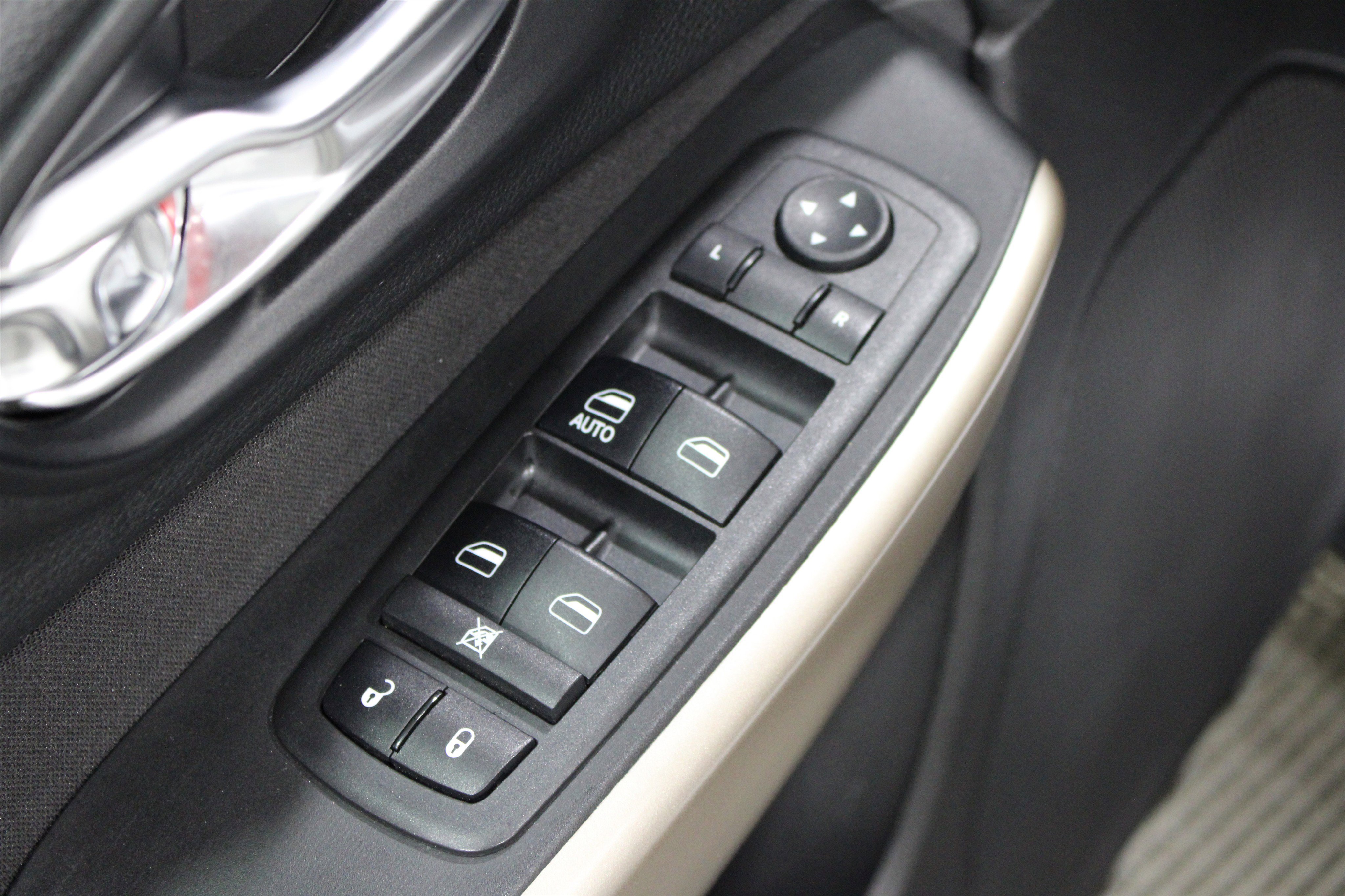 Used 2018 Jeep Cherokee Latitude FWD image 6