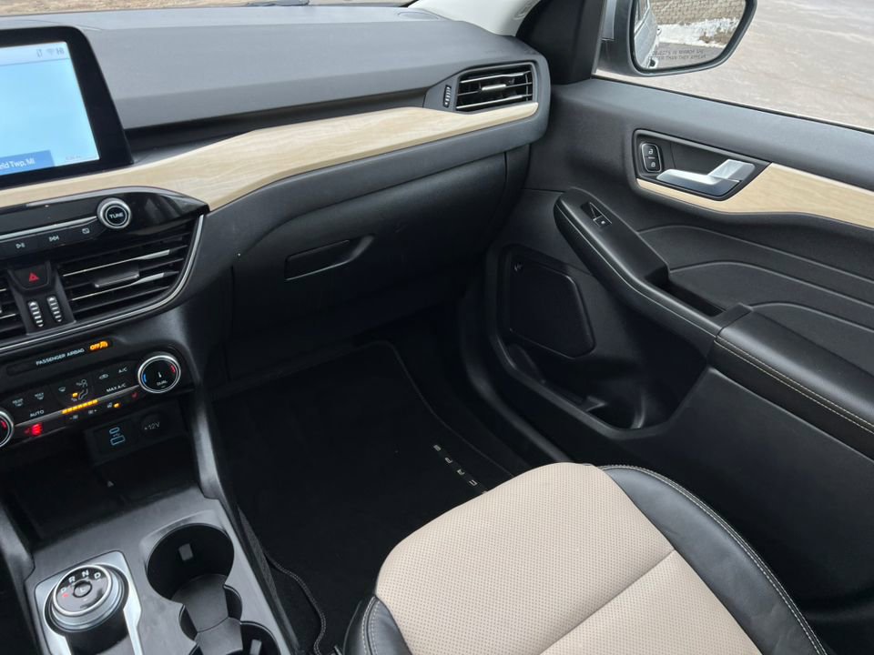 Certified 2022 Ford Escape Titanium w/ Titanium Elite Package image 31