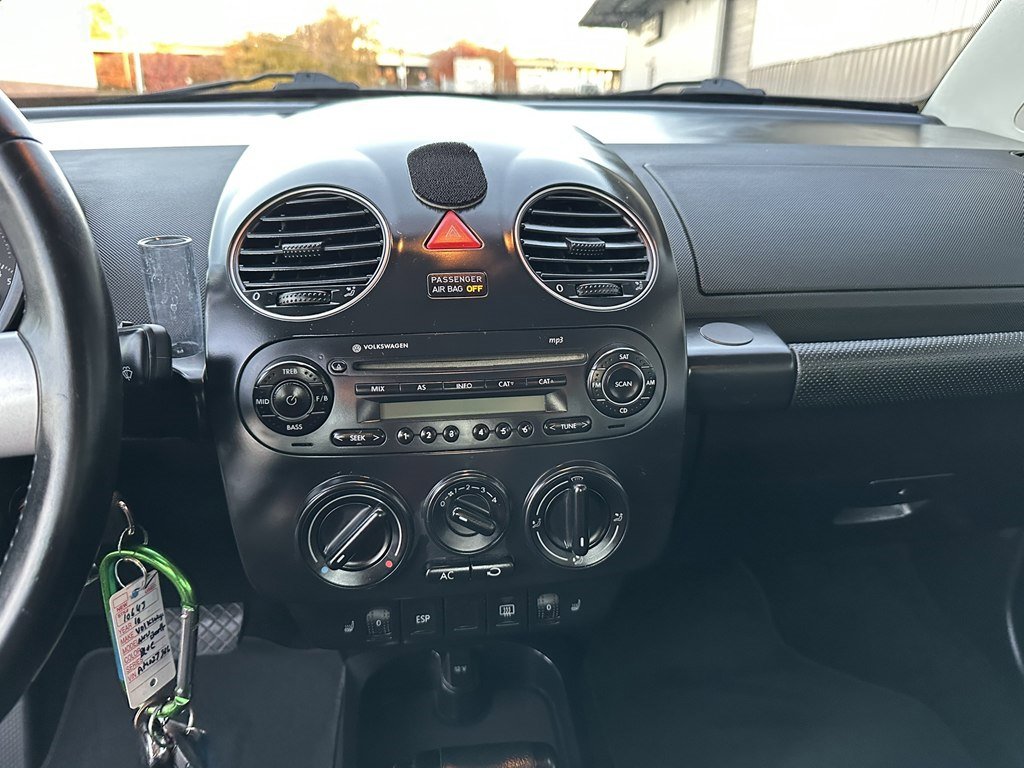 Used 2010 Volkswagen Beetle Coupe image 24