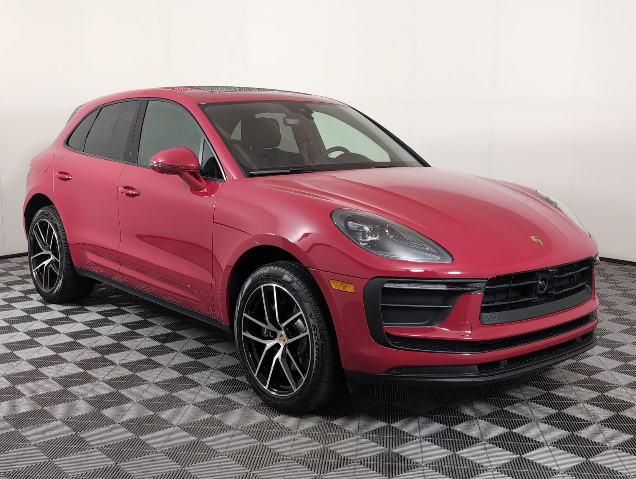 Certified 2025 Porsche Macan AWD/4WD image 10