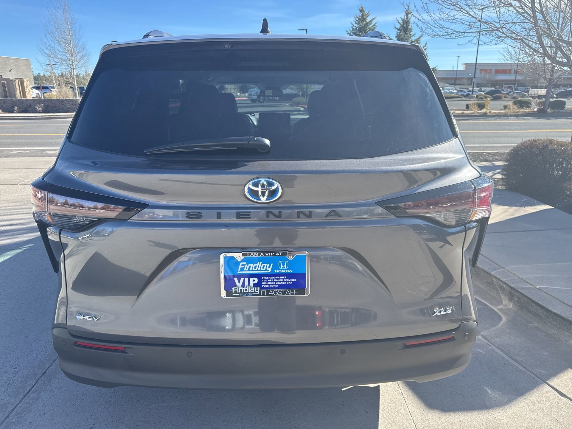 Used 2025 Toyota Sienna XLE image 6