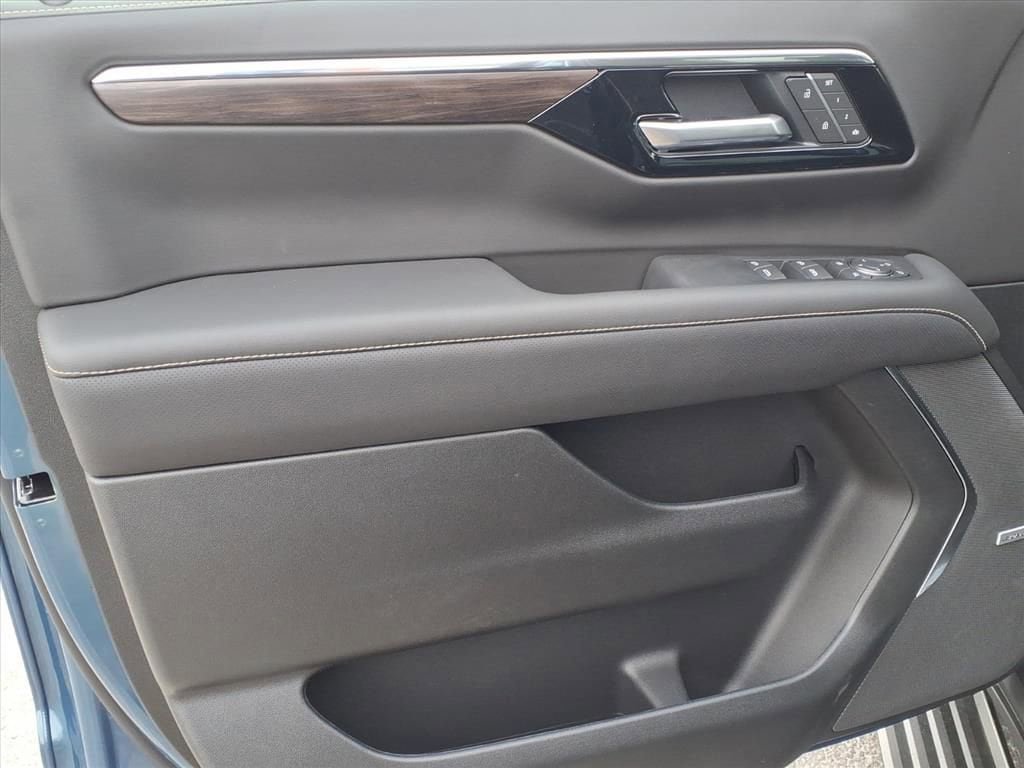 New 2026 Chevrolet Suburban Premier RWD image 14