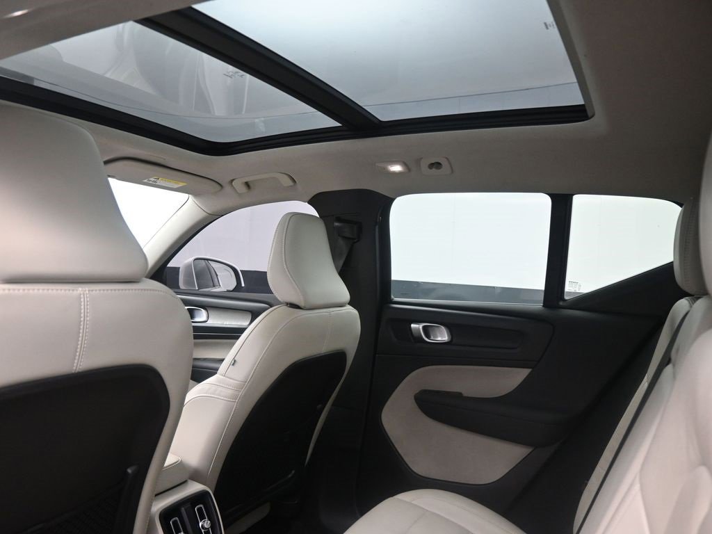 Used 2023 Volvo XC40 B5 Plus w/ Protection Package Premier image 5