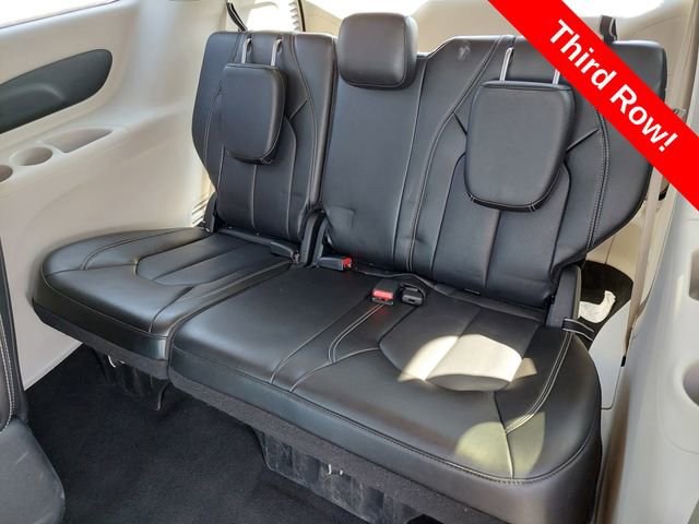 Used 2023 Chrysler Pacifica Touring-L image 17