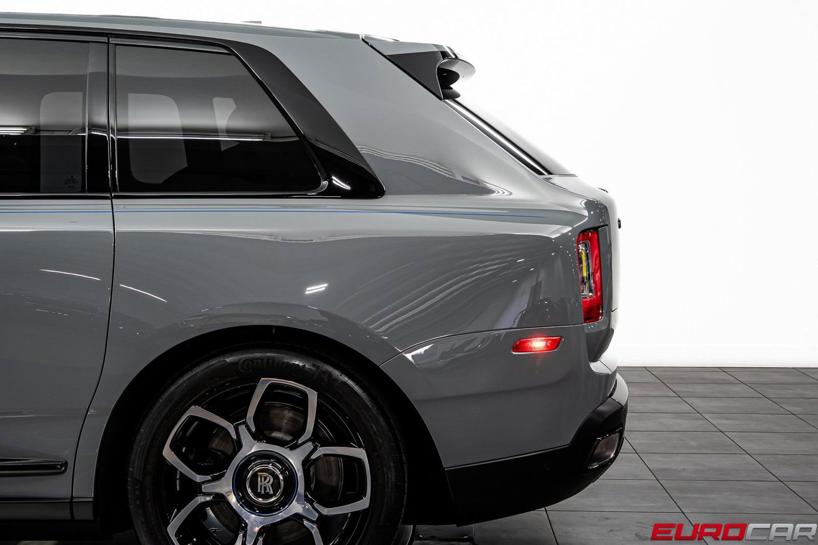 Used 2022 Rolls-Royce Cullinan Black Badge w/ Dark Exterior Package image 16