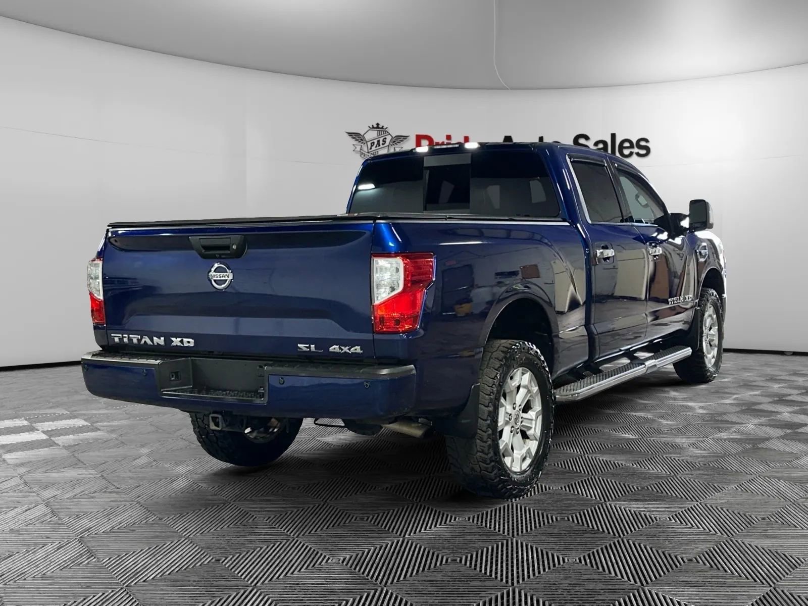 Used 2017 Nissan Titan SL image 5