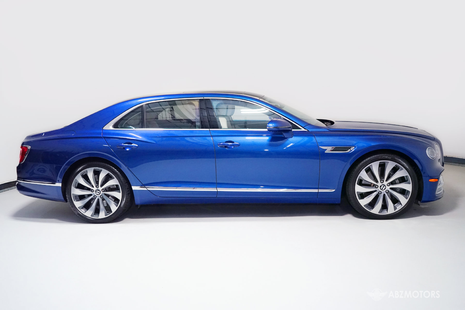 Used 2022 Bentley Flying Spur V8 AWD/4WD image 3