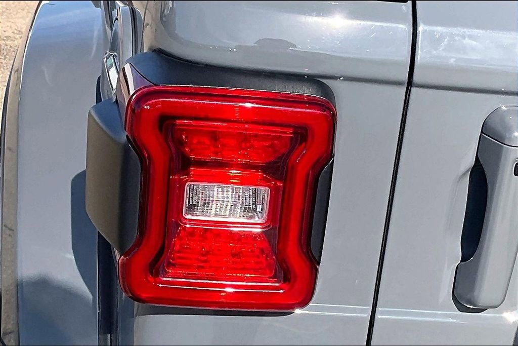 Used 2023 Jeep Wrangler Unlimited Sahara AWD/4WD image 22