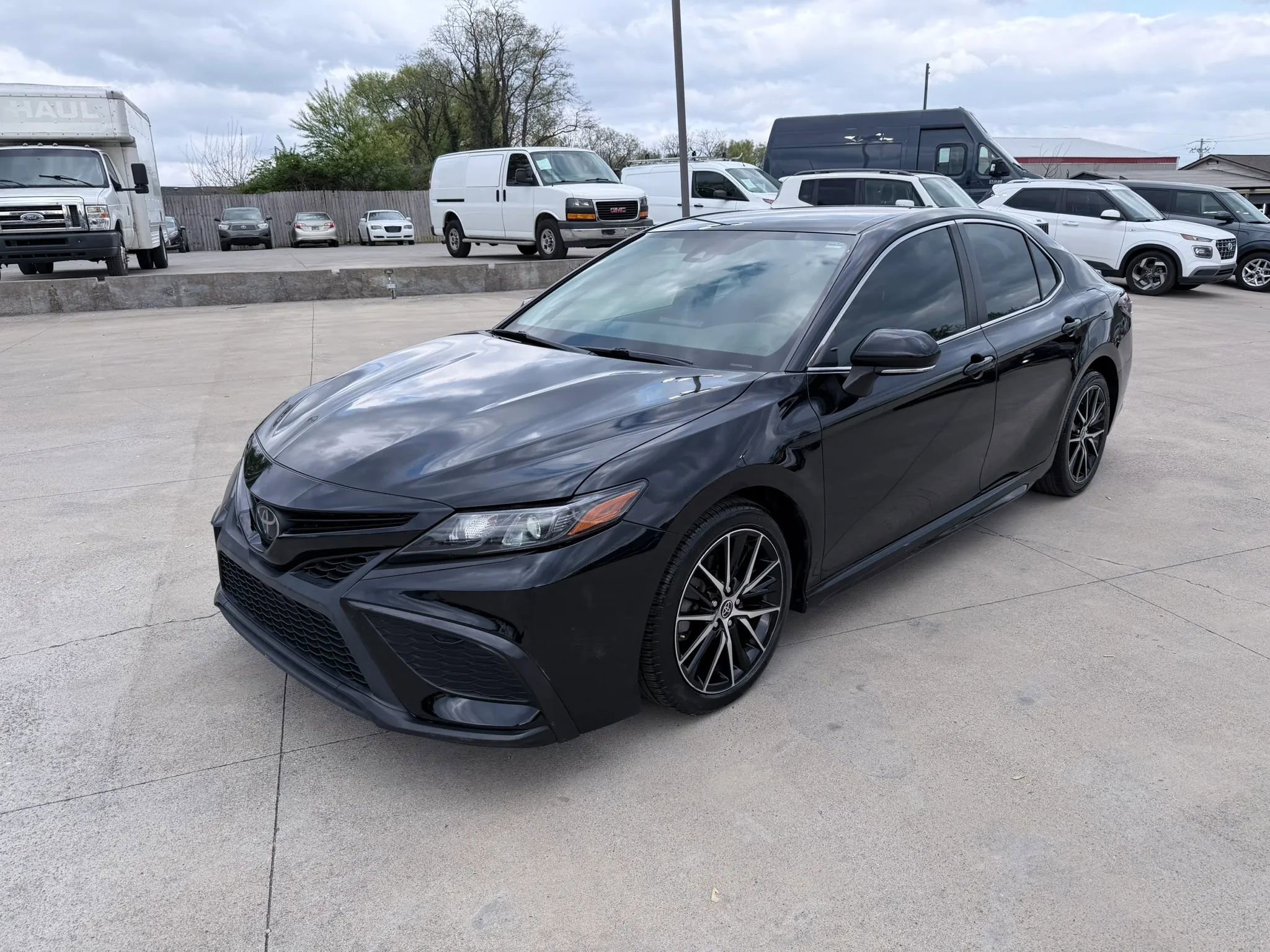 Used 2022 Toyota Camry SE FWD image 3
