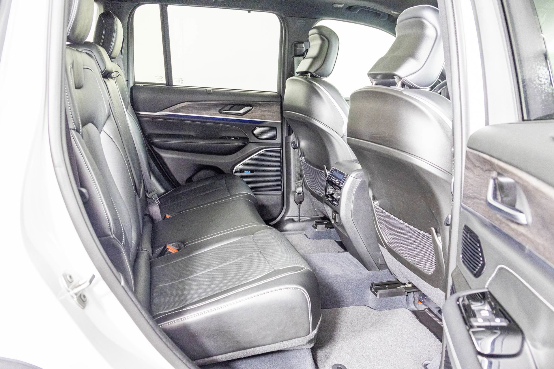 Used 2023 Jeep Grand Cherokee Overland w/ Adv Protech Group III image 39