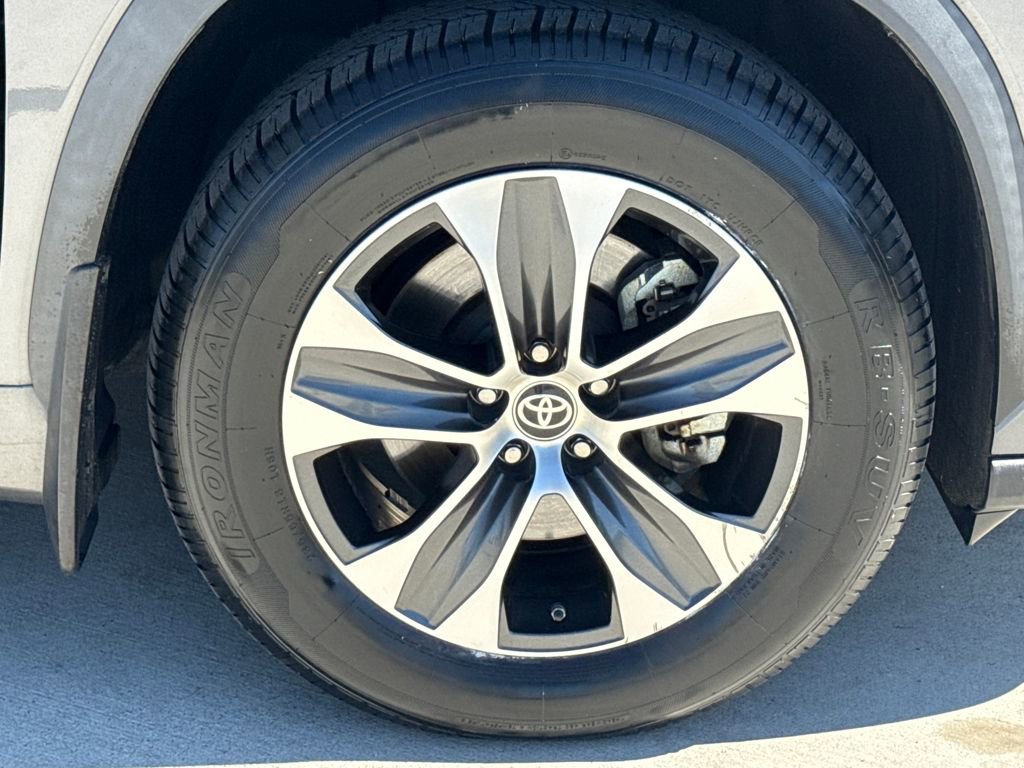 Used 2020 Toyota Highlander XLE image 11