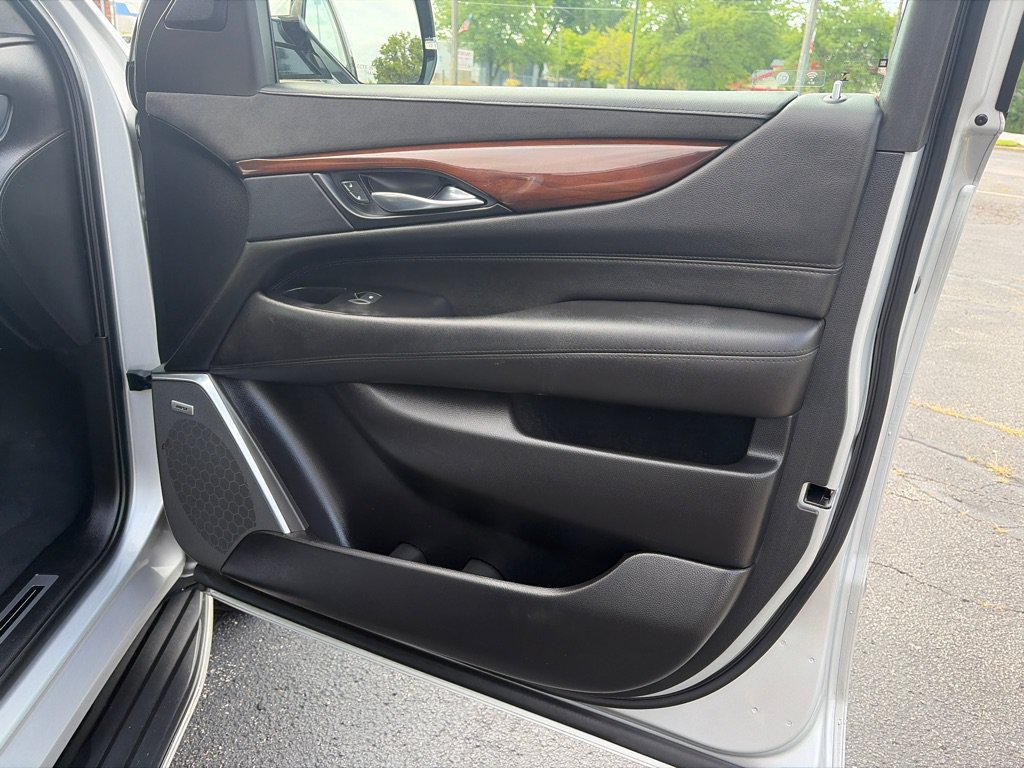 Used 2018 Cadillac Escalade Luxury AWD/4WD image 33