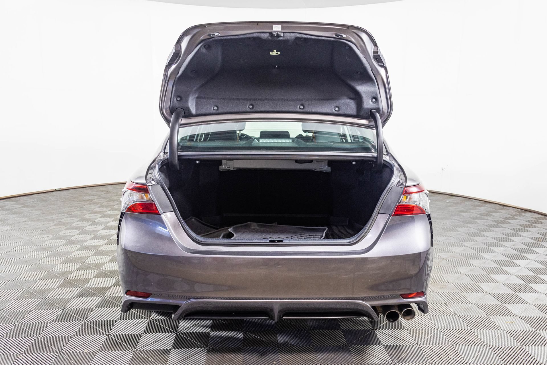 Used 2022 Toyota Camry SE w/ Cold Weather Package FWD image 38