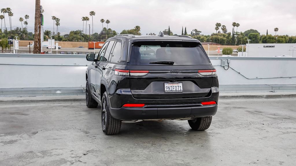 Used 2025 Jeep Grand Cherokee Altitude AWD/4WD image 7