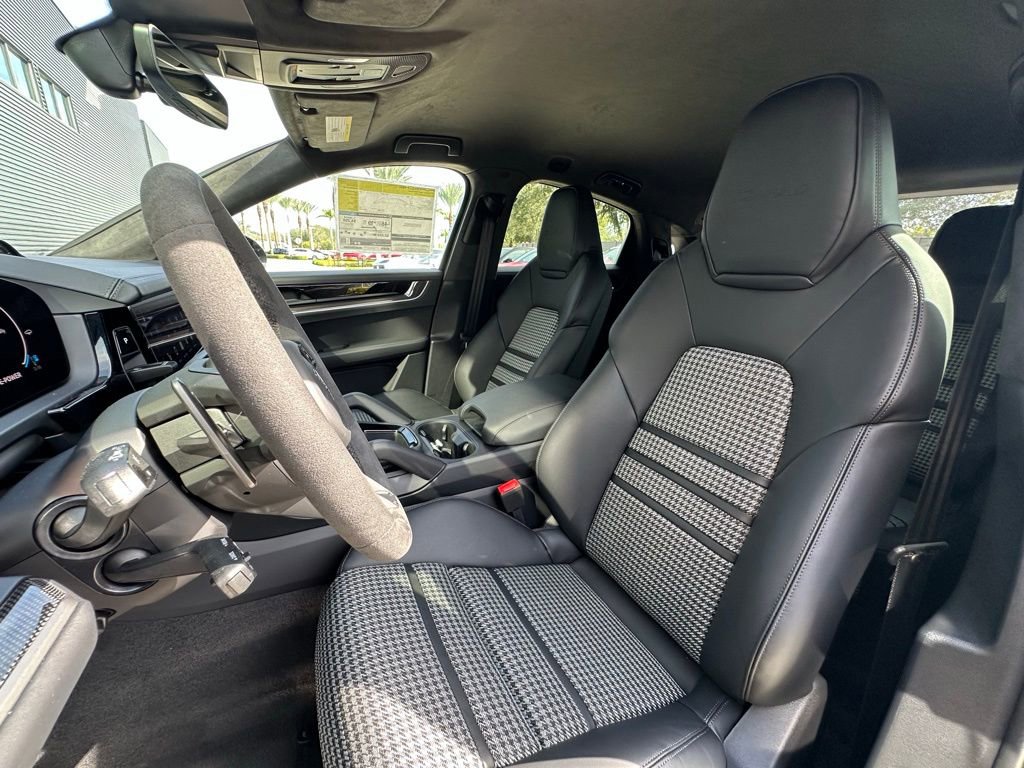 Used 2026 Porsche Cayenne Turbo AWD/4WD image 5