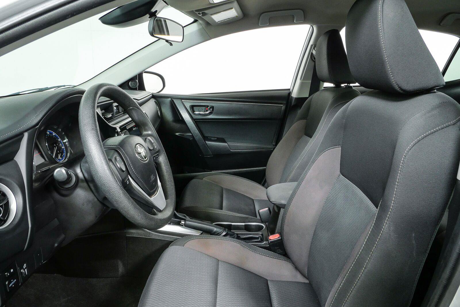 Used 2017 Toyota Corolla LE FWD image 5